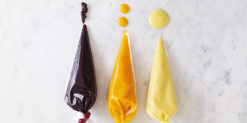 Det är viktigt att få in lite syra för att skapa balans i desserten. Tänk innovativt och jobba i olika former med curder och geléer av frukt och bär. Gjut i olika storlekar och spara i frysen. Lite överbliven curd är perfekt att frysa i små kulor. De är trevliga till topping på desseret, tårtor och bakelser speciellt när säsongen för färska bär är över.