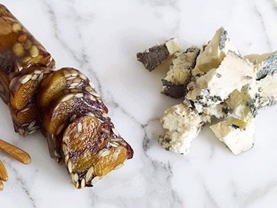 En smakrik terrin packad med torkade frukter och rostade fröer matchar den salta osten perfekt. Servera fint uppskuren till ostarna på julbordet eller till ostbrickor året om.