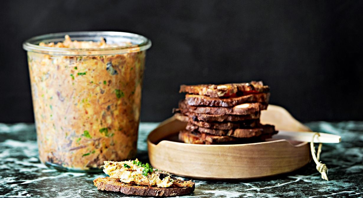 Brödet har en central roll på julbordet men det blir också mycket spill. Skär det tunt, pensla med smör och gör goda crostini av fruktbrödet, kavringen eller pumpernickeln och använd till aptitretarna. Rillette är oemotståndligt gott, speciellt smaksatt med en lagrad ost. Går också utmärkt att göra på fet fisk såsom lax, röding eller tonfisk.