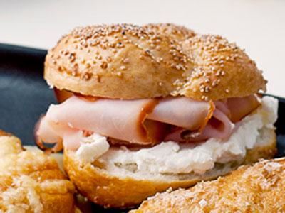 Små bagels i senaste minimodell toppade med riven ost, vallmofrön och flingsalt. Fresta med en fyllning av färskost och skinka.