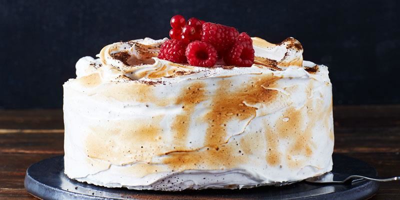 En underbar dessert som påminner om en glace au four. Frasiga marängbottnar med frystorkade hallon och syrlig yoghurtglass toppas med italiensk lakritsmaräng. Marängbottnarna kan bakas i förväg.