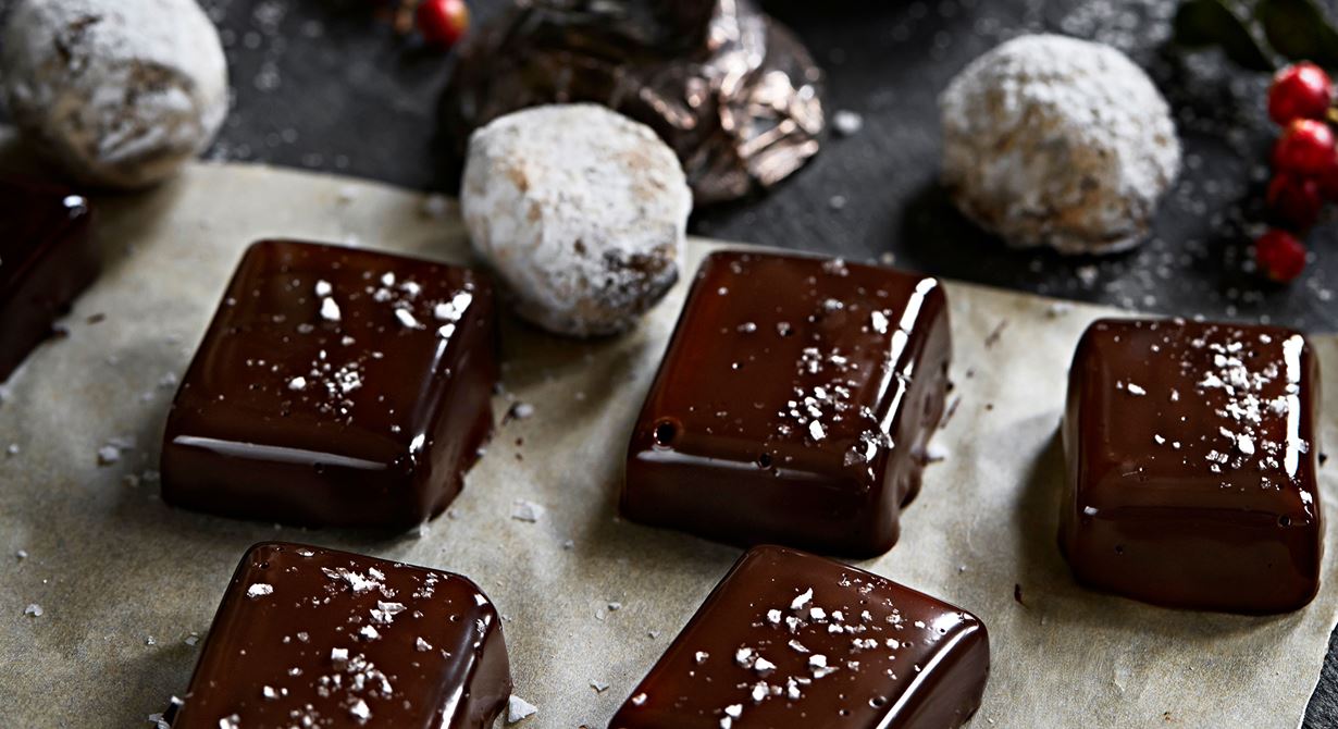 Klassisk seg gräddkola doppad i mörk choklad med lite flingsalt på toppen. Kombinationen gör dem omöjliga att motstå.