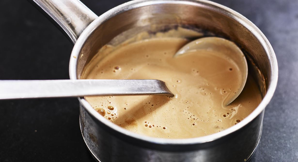 Tillsätt lite syra i gräddsåsen i form av crème fraiche. Den bryter av fint mot kalvbuljongens sälta och sötman i svartvinbärsgelén. Tillagas enkelt i större mängder för storkök.
Specialkost: Går att göra laktosfri genom att använda laktosfri produkter.
