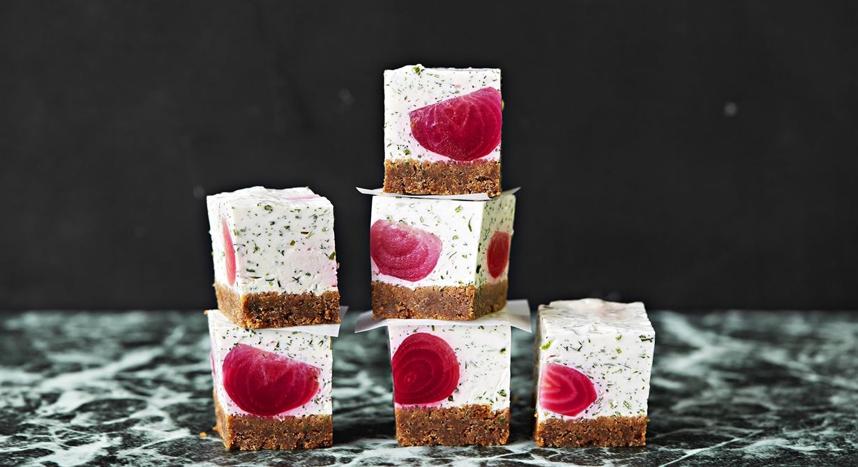 Att göra matiga cheesecakes och skära upp i fina portionsbitar är smidigt och gör att det kalla bordet känns arbetat. Använd gul- eller polkabetor för riktigt vackra
snittytor.
