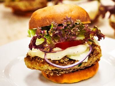 Gör en lockande buffé med smarriga burgare som eleverna själva får plocka ihop med t ex bröd, sallad, lök, krämig dressing och ost.