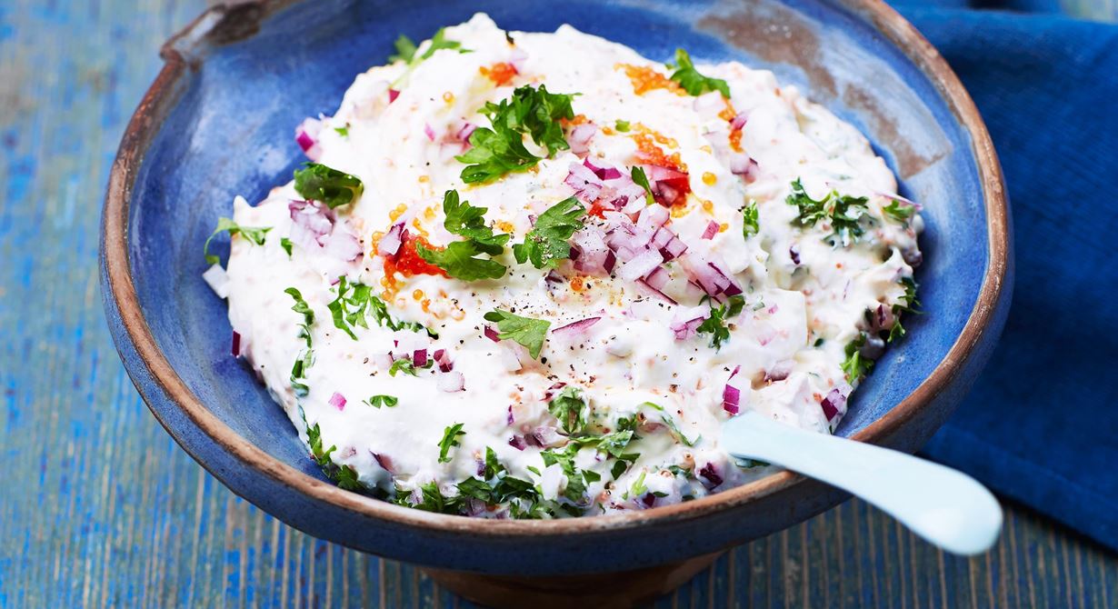 En variant av den grekiska romröran taramosalata. Röd stenbitsrom passar bra till den milda yoghurtens gräddiga smak.