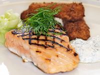 En lite lyxigare fredagslunch. Jag binder såsen med xantana, ett modernt förtjockningsmedel. Det är resursslöseri att låta såsen flyta ut över tallriken. Gästerna ska få upp den goda såsen.