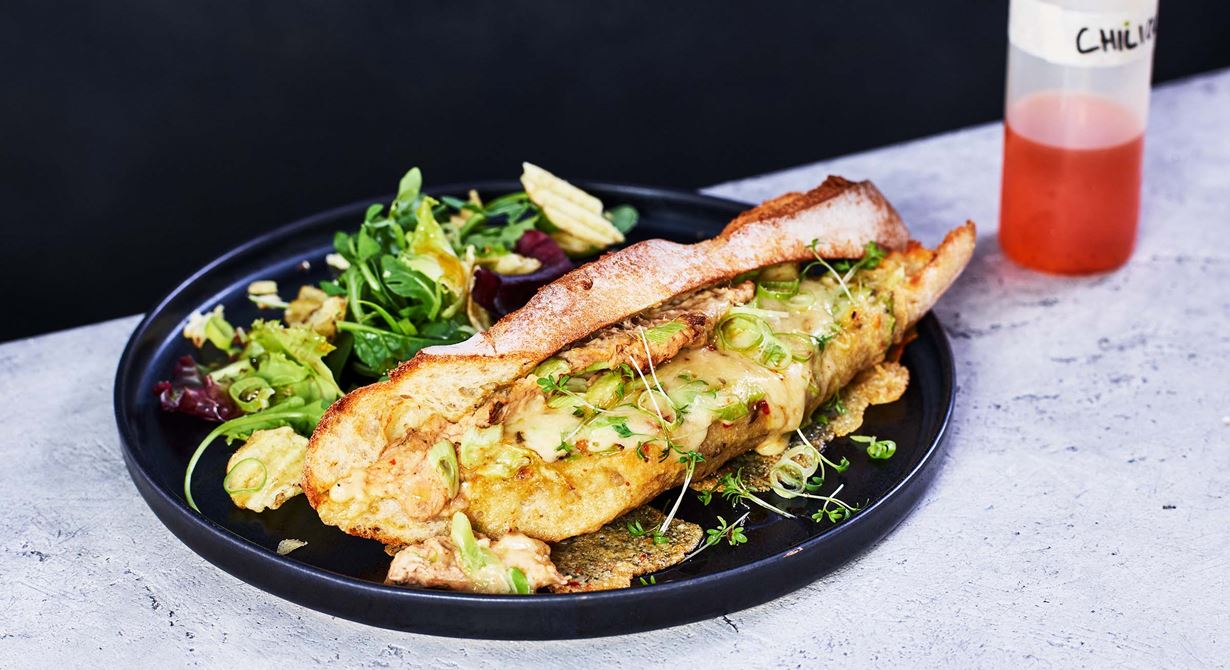 Klassiska mackan hot tuna melt är ett prisvärt och populärt lunchalternativ på caféer och restauranger. Baguetter fylls med en het tonfiskröra med jalapeño och färskost. Osten Havarti Jalapeno ökar på både krämighet och hetta till mackan som grillas knaprig i smörgåsgrillen vid servering.