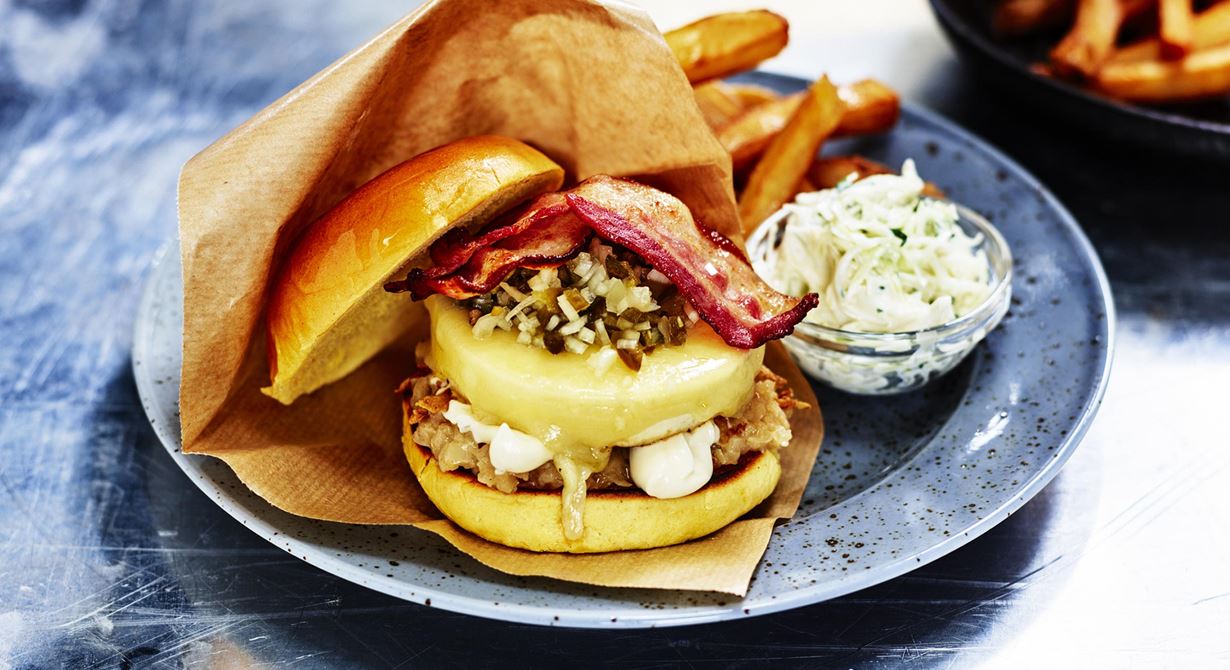 En lyckad burgare består ofta av olika konsistenser och smaker. Servera den här dubbla cheeseburgaren tillsammans med jalapeños, coleslaw och hemmagjorda pommes.