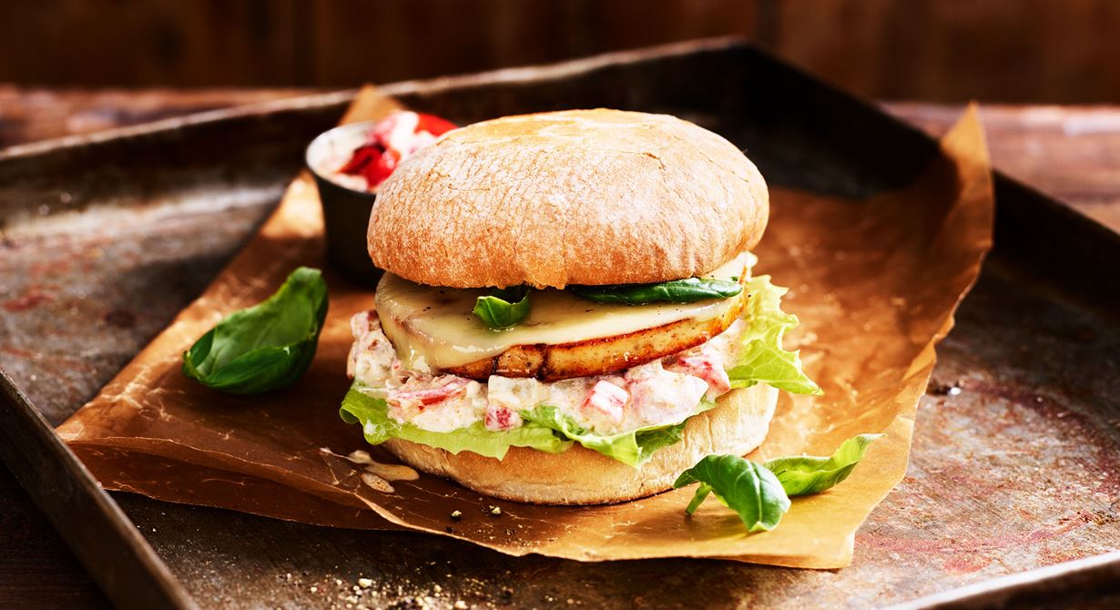 Det här är en dubbel ostburgare på Grilling cheese, smoked chili toppad med en smältande skiva Arla®Pro Sara. Yoghurtsalsan med syra och grönsaker friskar upp.