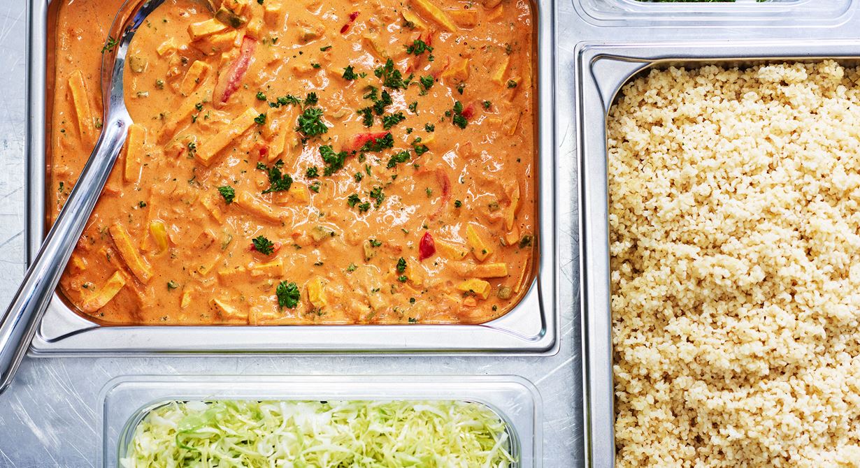Många gästers favorit! Stroganoffen görs med grilling cheese och får lite syra av filmjölk, precis som en klassisk Stroganoff ska ha. Den är smaksatt med curry och vitlök och serveras med bulgur.