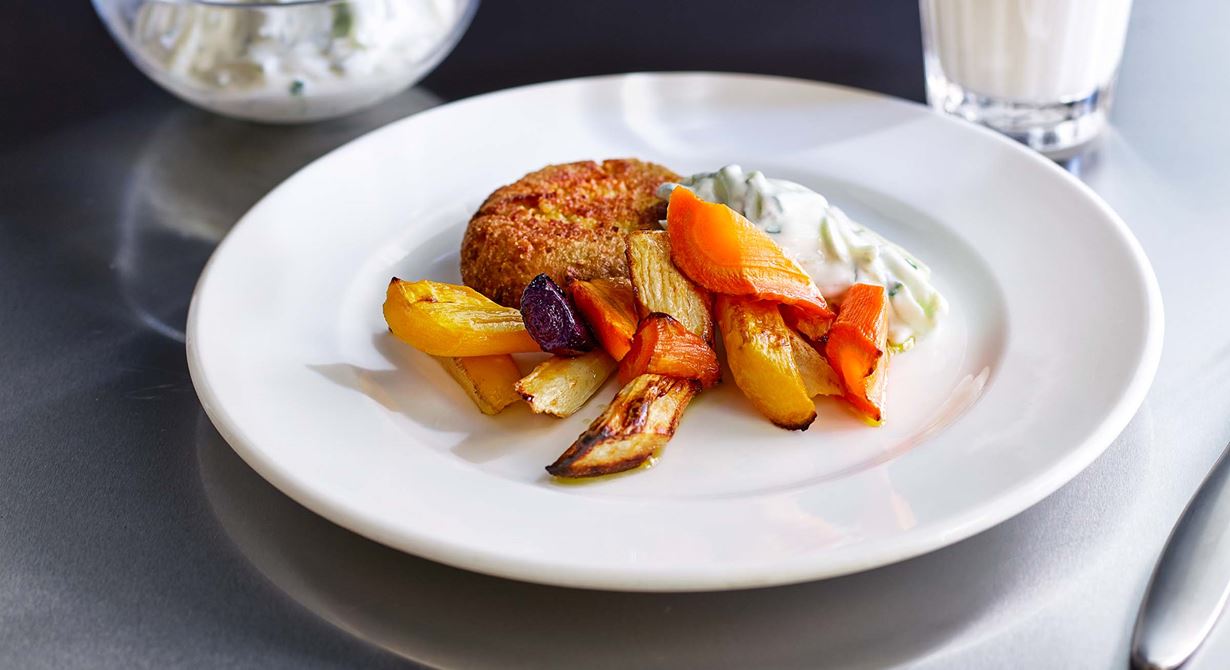Saftiga biffar på grovmixade linser, ärter, bönor och ägg. Perfekta till ugnsrostade rotfrukter i olika färger. Låt gurkan hängas av så du får bort all vätska innan den blandas med den grekiska yoghurten och fint riven vitlök.