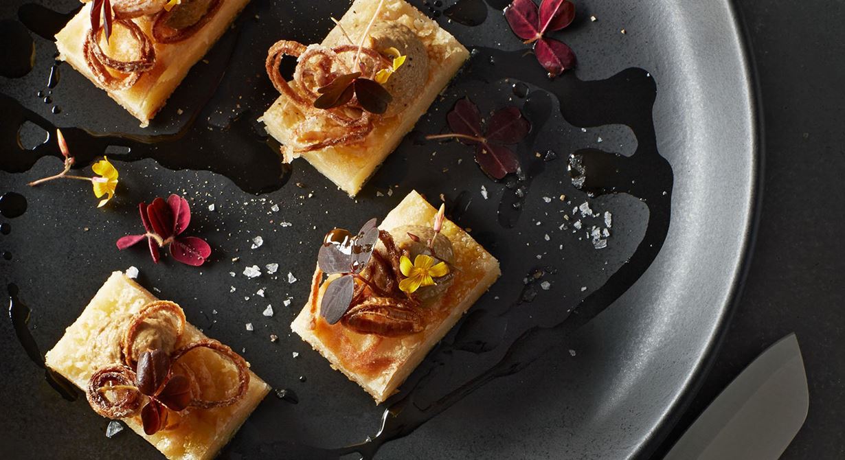 En frasig munsbit med nötig smak av gruyère. Den lyxiga känslan förstärks av en crème med rostad karljohanssvamp. Perfekt ihop med den krispiga schalottenlöken.