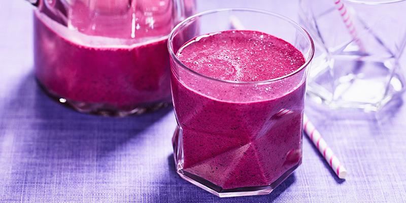 Krämig smoothie med hallon, blåbär och mild vaniljyoghurt. Lägg allt i kylen innan du mixar, så blir smoothien riktigt kall.