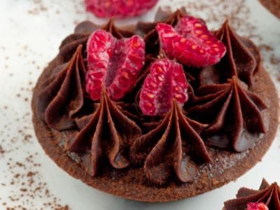 Mazarin i ny form. En riktig chokladbomb i enkel stil med en fyllig choklad- och hallontryffel.