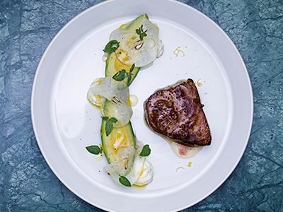 En halstrad bit tonfisk med lätt smak av citron och brynt smör. Crèmen med smetana och mynta förstärker den lite syrliga, friska karaktären.
