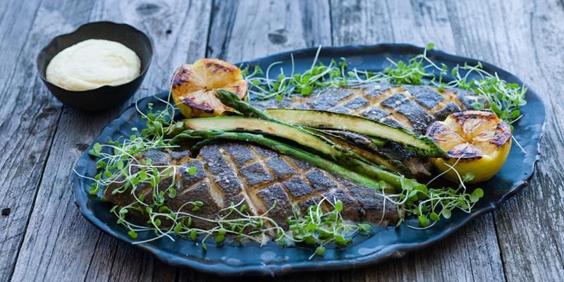 Lägg upp helstekt rödspätta på menyn under sommaren och hösten. Spättans mjälla, fina kött blir en utmärkt kontrast till den råstekta sparrisen och den mjuka potatiscrèmen smaksatt med yoghurt.