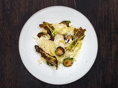 Svensk kål när den är som bäst. En rustik grönsaksrätt med spännande konsistenser, proteinrik syra från vassle och frasiga chips av kålblad.