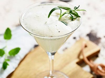 Daniel Müllern har skapat en fräsch mjölkdrink kryddad med spännande örter. Garnera gärna med örterna, både gott och vackert.