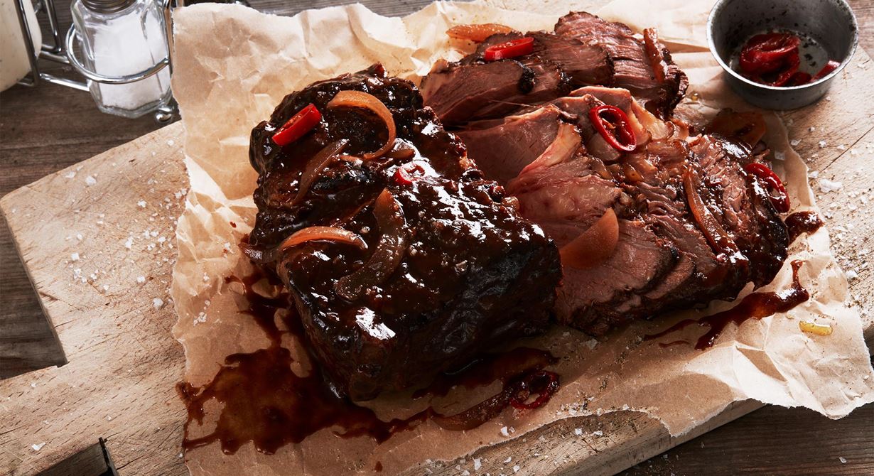 Kallrök snabbt, rubba, sota och baka köttet med glaze i vakuumpåse över natten så att köttet får en skön BBQ-karaktär. Kul att variera smaksättningen.