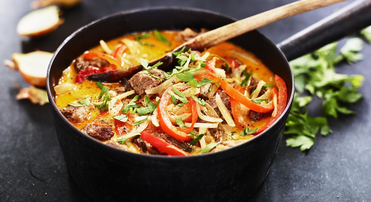Rejäl gryta på klassiskt grytkött där vi långkokat ur alla fina smaker. Mötet mellan sötma från lök och paprika samt ett litet sting från sambal gör att det lyfter lite extra.