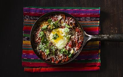 Rustik mexikansk äggrätt med mustig tomatsmak, rostad, söt paprika och het chili. Namnet betyder ”ranchägarens ägg”. Den goda röran äts med tortillabröd överallt i Mexiko, främst till frukost och brunch.