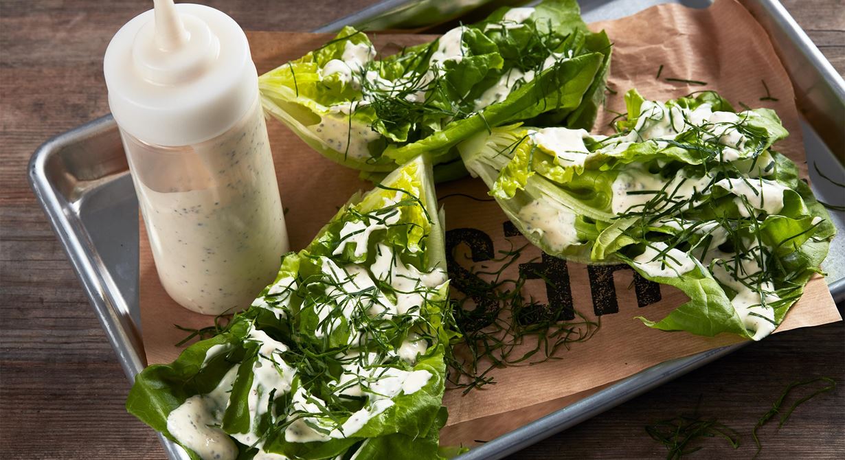 Överraska med en nydressad, god och mild sallad med syrlig senapssmak.