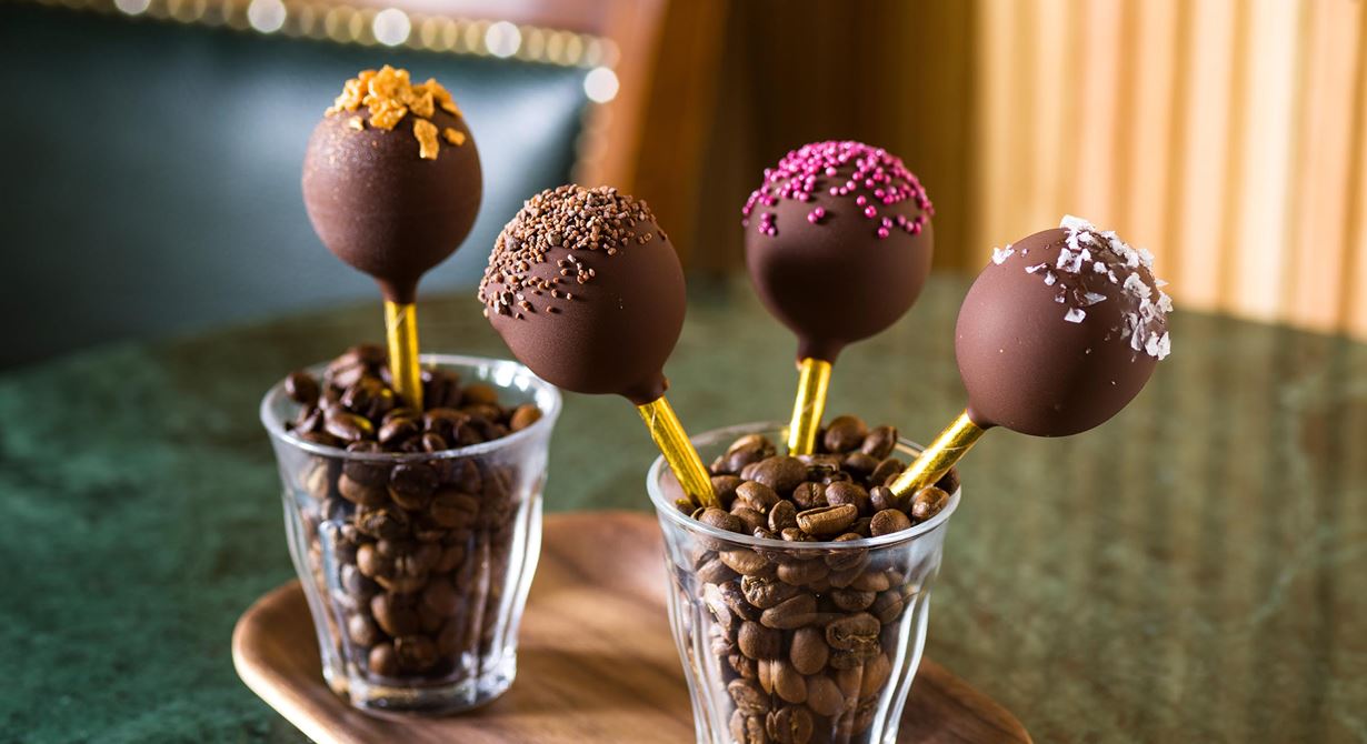 Supergoda chokladdoppade vaniljglassklubbor gjorda med gelato – den krämiga, mjölkbaserade glassen som innehåller mindre fett och socker.
