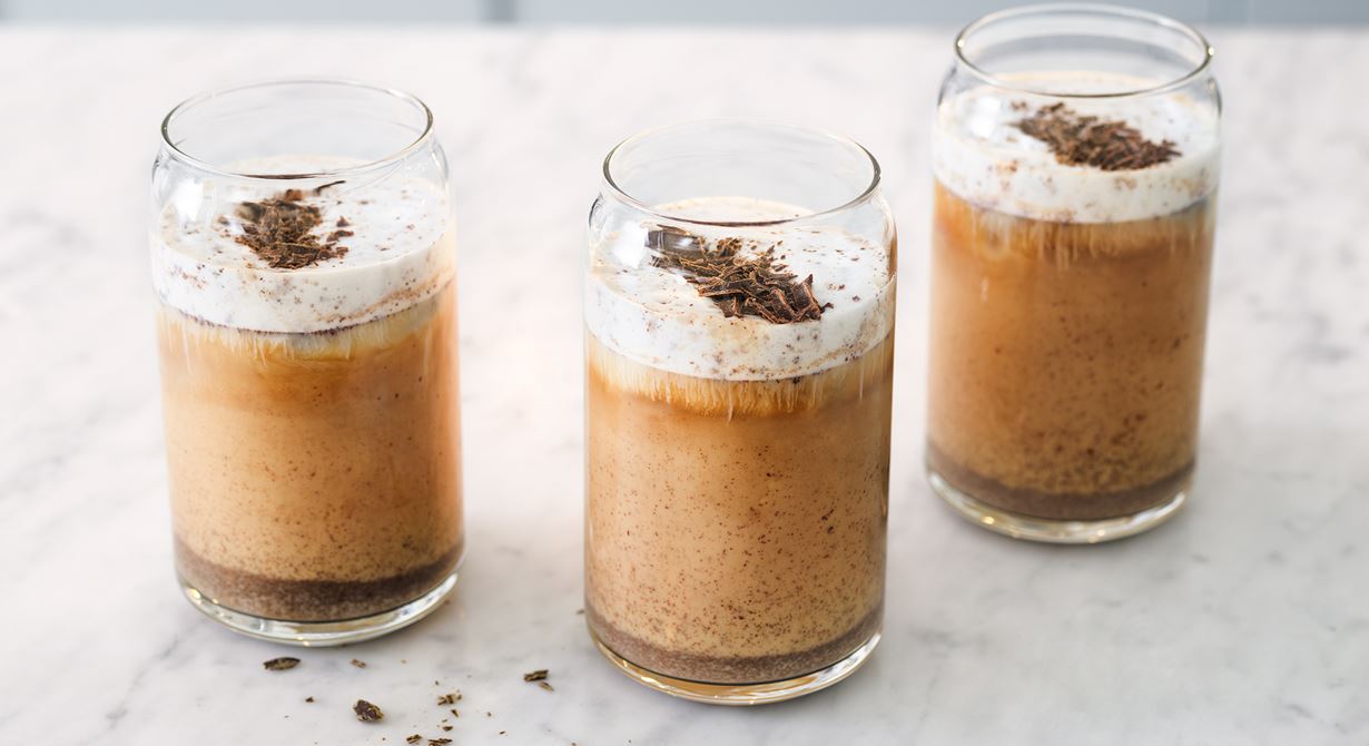 Läskande islatte med balanserad choklad- och kaffesmak. Uppgradera med en extra shot för mer kaffesmak. Använd gärna ekologiska produkter till denna kalla kaffedrink då Latte Art är eko.