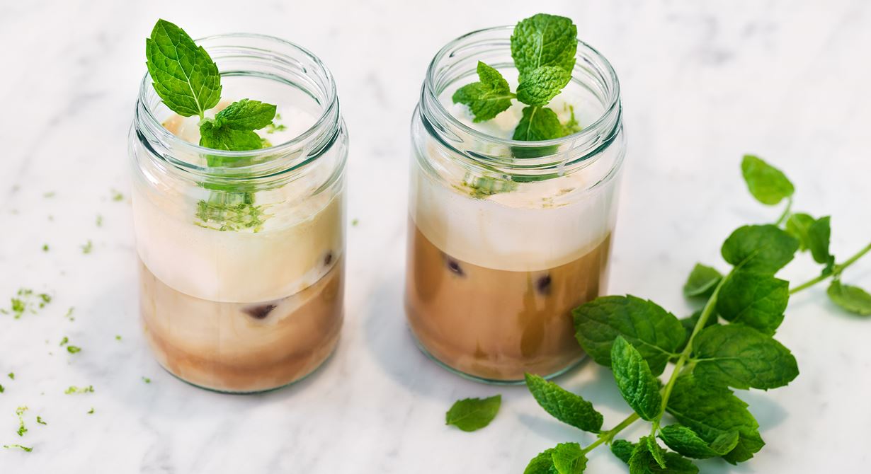 Svalkande cold brew latte med friska och fräscha smaker av mynta och lime, toppad med kall skummad mjölk. Använd gärna ekologiska produkter till islatten då Latte Art är eko.
