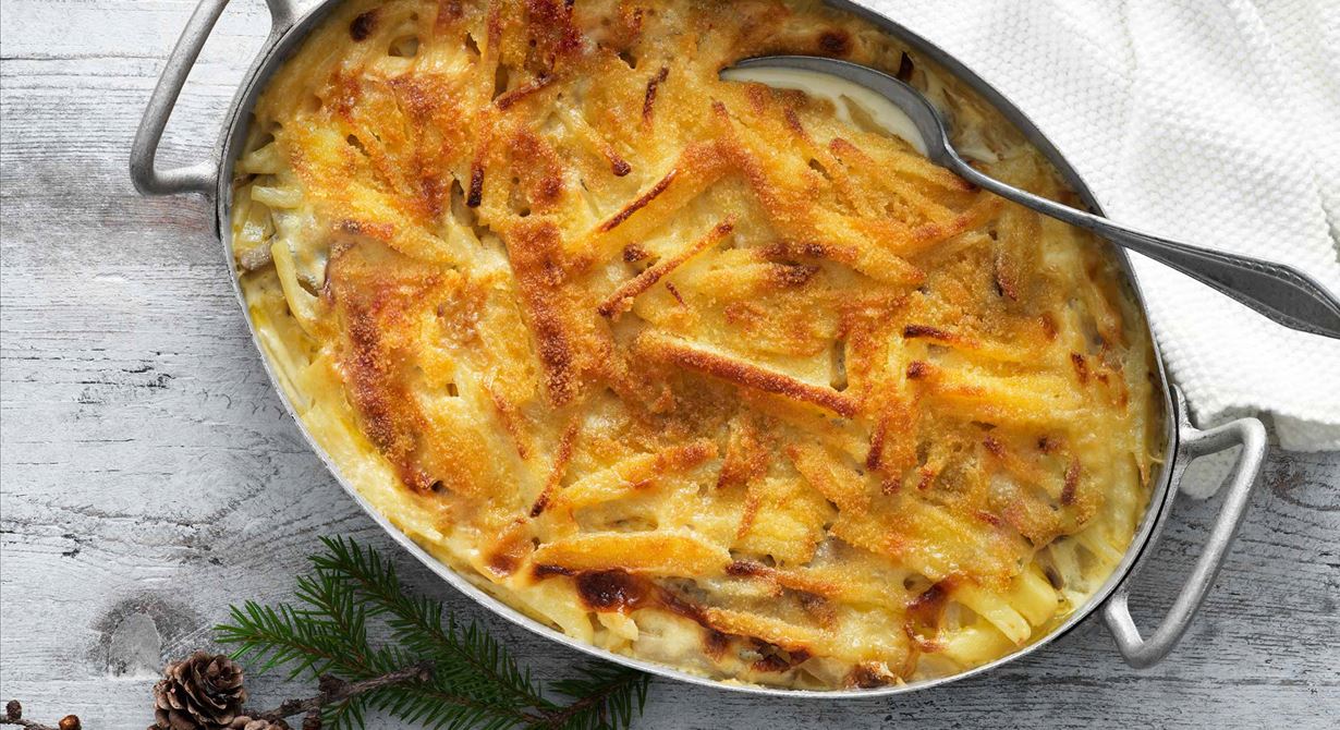 Den klassiska gratängen Janssons frestelse är ett måste på varje julbord. Om det är ett stort julbord går det åt endast 70–100 g gratäng per person. Den här satsen ger drygt 200 g per portion.