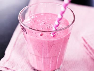 Krämig smoothie med smakkombinationen rabarber och jordgubbar som snabbt blir en ny favorit.
