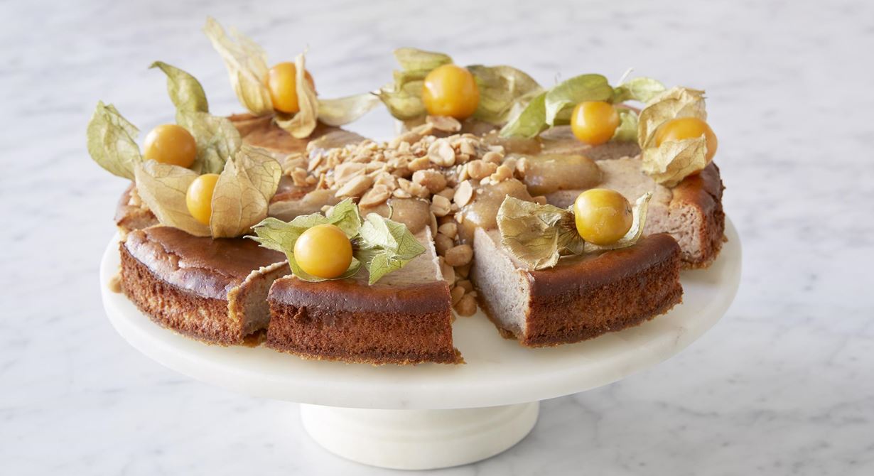 Syndigt god cheesecake med jordnötssmör och kola. För de som vill ha extra allt till fikat. Den syrliga physalisen blir en frisk brytning och krossade nötter en härlig textur.