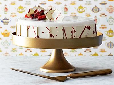 En elegant tårta som är skapad inför Arlas jubileum. Fyllningen med vit choklad och crème fraiche har perfekt balans mellan sötma och syrlighet och är ljuvligt krämig. En tårta som passar för både små och stora jubilarer!