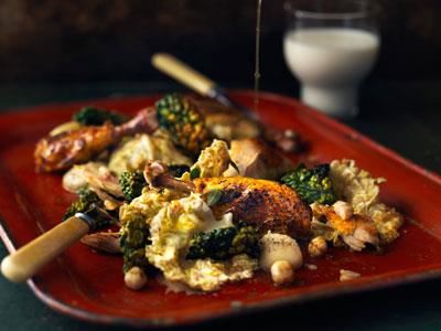 Brändstuvad savoykål med krispig svartkål, rostade hasselnötter och bräserad kyckling. Misopasta höjer smaken på den rostade jordärtskockskrämen ytterligare.