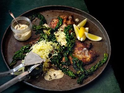 En klassisk rätt på lunchmenyn, som här blir ännu godare av att det rostade mjölet i paneringen ger schnitzlarna en nötig smak, Gott och enkelt ihop med stekt svartkål och pressad mandelpotatis. De klassiska tillbehören kapris, sardeller och citron ligger i det vispade brynta smöret.