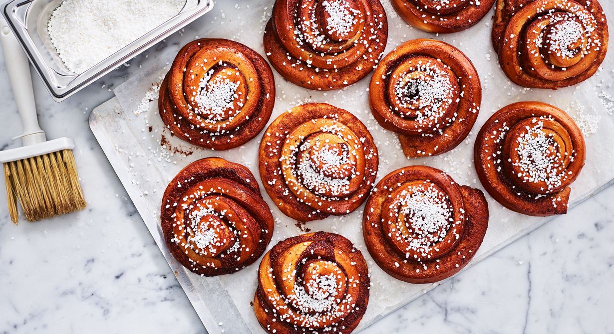Kanelbullens dag är en stor dag för Sveriges bagare och konditorer. Sedan 1999 firas den älskade bullen den 4:e oktober. Nedan finns Frida Leijons recept på riktigt goda kanelbullar.