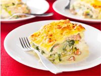 Passa på och köp in ett jätteparti kantareller nu på hösten när det är billigt. Hacka ner och frys in dem. Svamp är gott att variera lasagne med. När vi stekt svampen med spenaten brukar vi skopa upp den i hålkantiner så att all vätska rinner av.