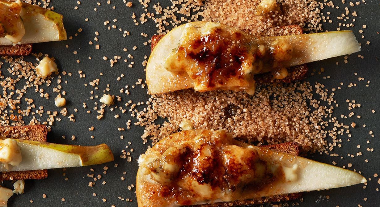 Salt och krämig stiltonost inbäddad i söt karamell. Päron och kavring med fyllig maltsötma höjer smakuppleverlsen ytterligare en nivå. Liten fin rätt som kan serveras som en fördessert eller liten osträtt i menyn.