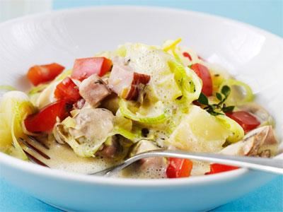 En matig och populär gryta som vi ofta gör över öppen eld på fredagar då vi lagar mat utomhus. För att underlätta har vi tärnad potatis och alla grönsaker i grytan. Är det någon som inte gillar färska champinjoner - då finns det alltid någon bordsgranne att ge den till.