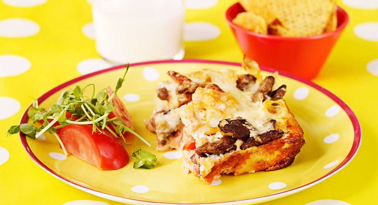 Flera av barnens favoritingredienser samlade i en rätt. En tacokryddad pastagratäng med kebabkött och nachochips.
Specialkost: Går att göra laktosfri genom att använda laktosfria produkter.