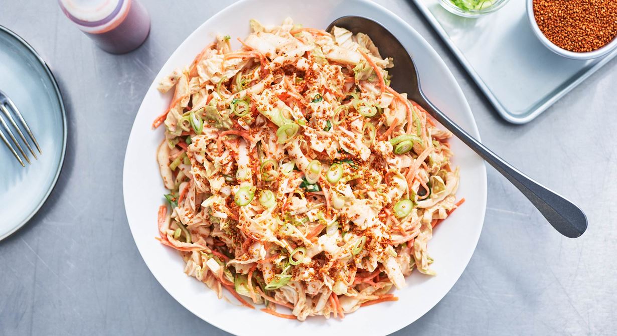 Kimchi är ett klassiskt tillbehör till koreansk mat och till alla slags bowles. Pröva att servera den här, lite mildare och krämigare varianten, på salladsbordet på lunchrestaurangen eller skolmatsalen. Den kommer att bli en favorit!