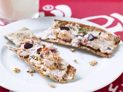Vi bakar färskt bröd varje dag som får kalljäsa över natten och det här lättbakade, knapriga knäckebrödet gör vi samtidigt. Knäckesticksen serveras så långa som möjligt i en lerkruka på buffén. Det ser fint ut även för ögat.