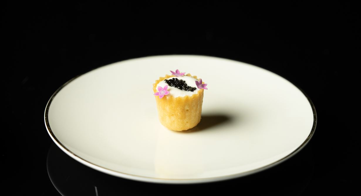 En krispig och smörig krustad fylls med kokossorbet, lätt rostat kokosskum och salt, smörig svart caviar. Flera konsistenser, smaker och temperaturer i en liten, underbar aptitretare.