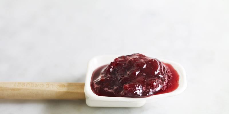 Det är viktigt att få in lite syra för balans i desserten. Tänk innovativt och jobba i olika former med curder och geléer av frukter och bär. Gjut i olika storlekar och spara i frysen. Lite överbliven curd är perfekt att frysa i små kulor. De är trevliga till topping på desserter, tårtor och bakelser speciellt när säsongen för färska bär är över.