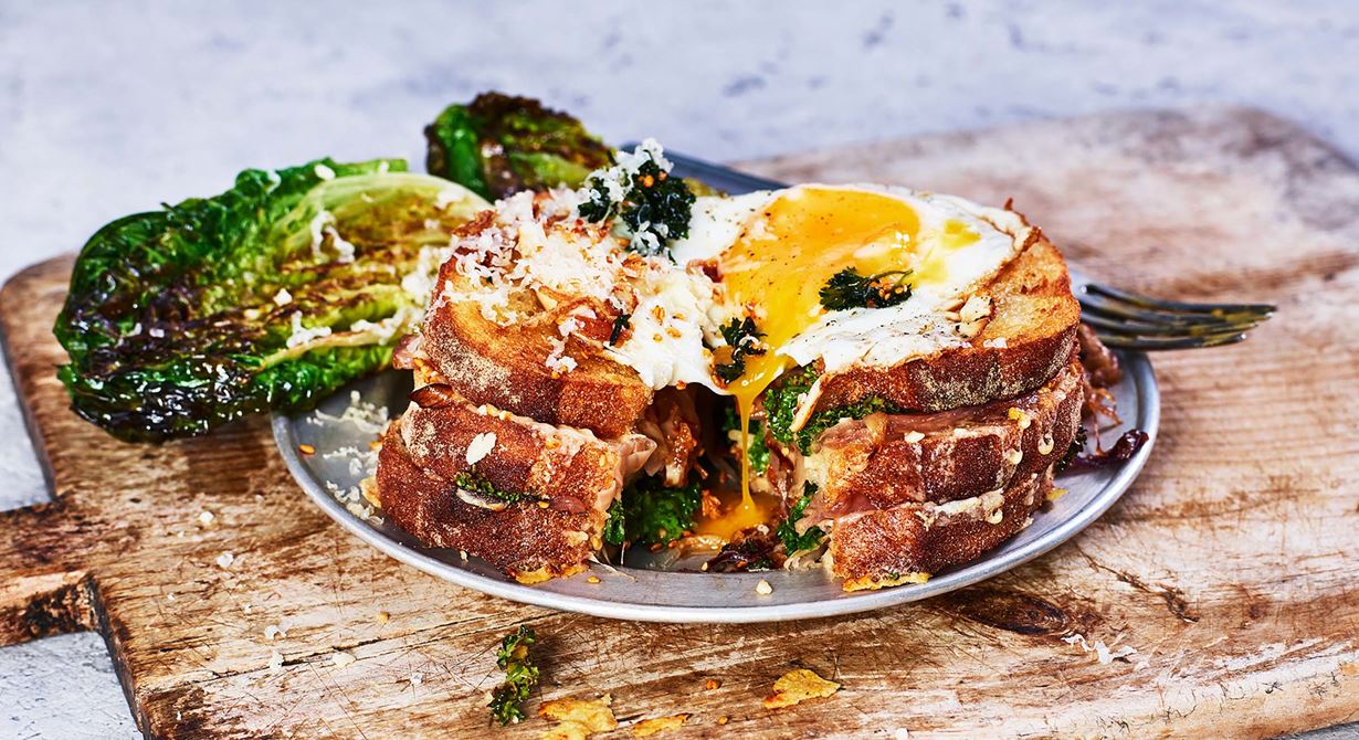 En maffig grillad, vegetarisk macka är både en uppskattad och prisvärd lunch på café och restaurang. Miso och vit soja i färskostkrämen ger koreansk ägg- & miso sandwich dess goda smak och karaktär. Toastbröd varvas med misokrämen, lagrad Svecia, karamelliserad lök med grönkål och kimchirostade sesamfrön. Mackan grillas frasig i Merrychef och toppas med stekt ägg.