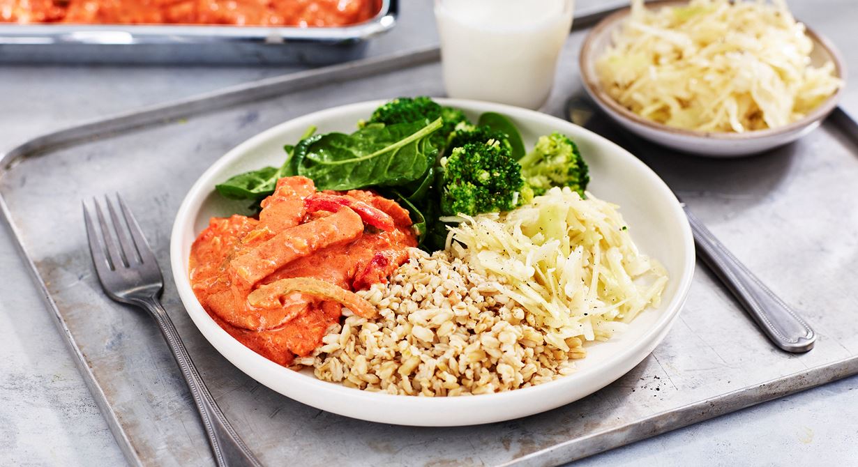 En av de mest populära lunchrätterna i skolan är korv Stroganoff. Servera med havreris, kokt broccoli, färsk spenat och gärna en vitkålssallad.