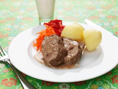 Eleverna är helt otroligt glada i den. Allt tar slut varje gång den serveras. Vi har samma smet till biff à la Lindström, men byter då ut tomaterna mot rödbetor.