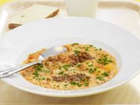 Dagens soppa är ett bra val på lunchschemat. På Farsta Gymnasium är den här trevliga och krämiga soppan med nyttiga linser väldigt poppis bland eleverna. Servera gärna lite crème fraiche apart och en ostsmörgås.