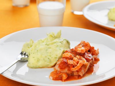 "Åh, får vi den här goda fisken", säger barnen om Mickes läckra strömming som blir mjuk som smör i ugnen.